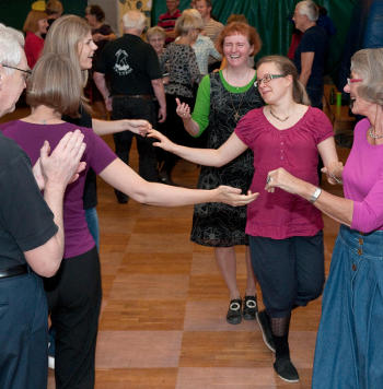 Dansere i Fejltrin samlet i kreds